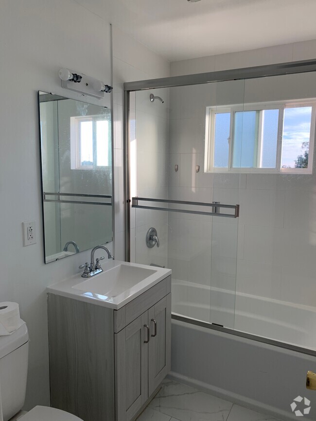 Building Photo - 4171 1/2 Myrtle Ave Unit 4171 1/2 Rental