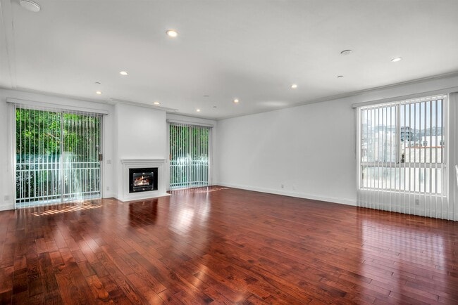 Living room - 117 S Clark Dr Condo