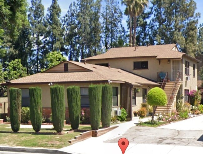 Small town living in big city. Lake Balboa - 7114 Haskell Ave Unit 2 - 1st floor