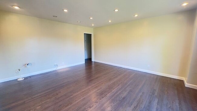 Photo - 403 S Lupin Ln