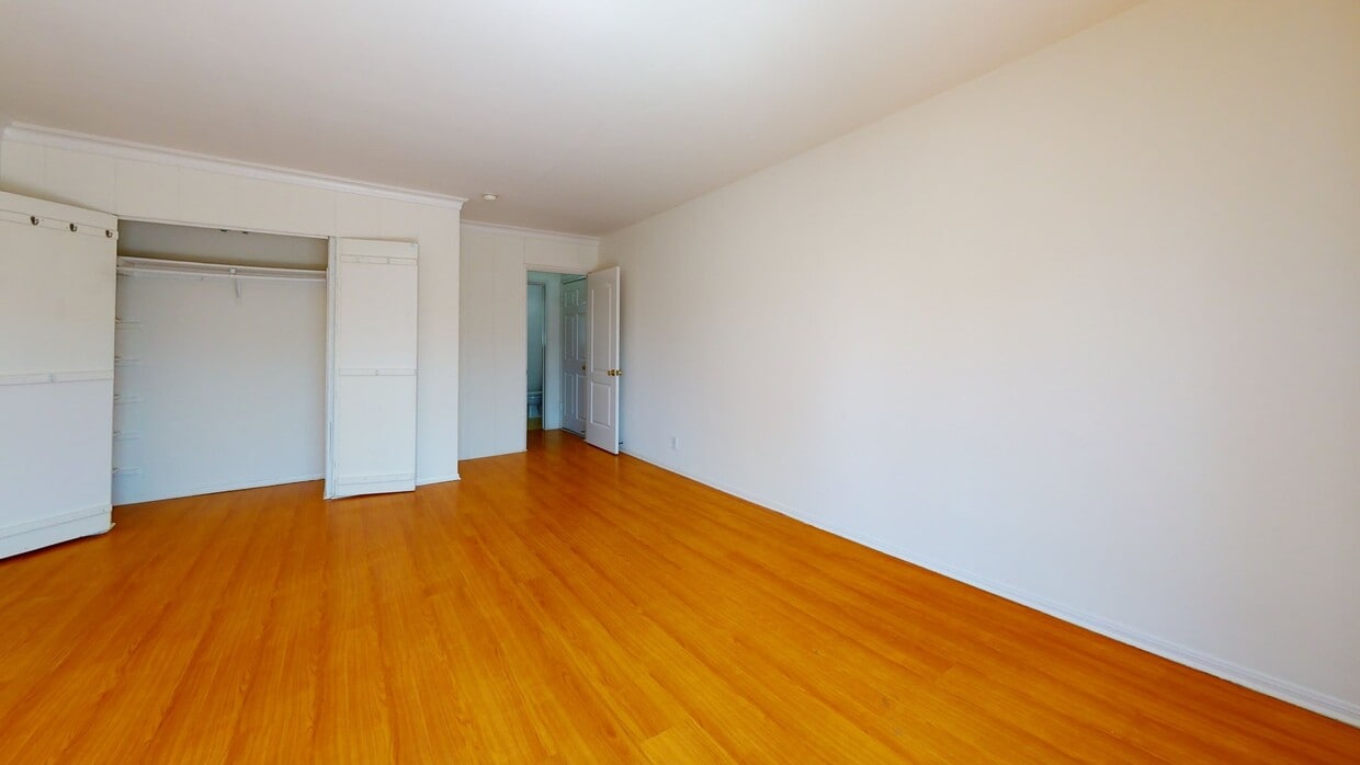 3D Tour - 14721 Sylvan St Unit 4