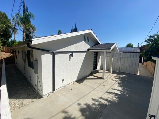 Photo - 18635 Community St