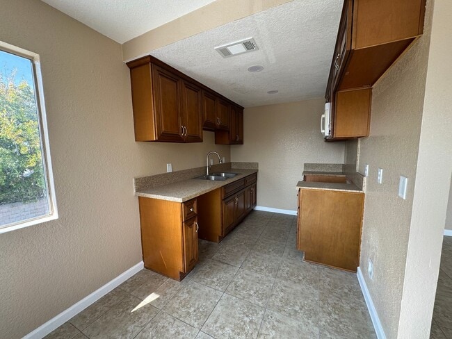Building Photo - Two Bedroom One Bathroom Apartment in San Bernardino Unit 14