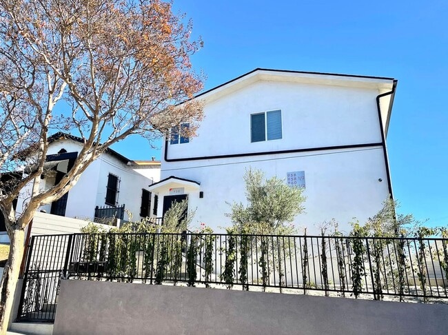 Building Photo - Beautiful 4 Bed / 3 Bath townhouse with PARKING & IN-UNIT LAUNDRY! Unit 960 1/2 Breed St.