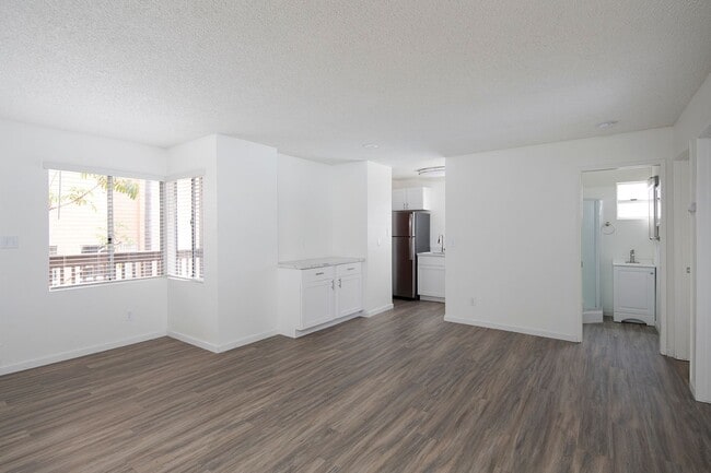 Gorgeous 2BR in Hillcrest with 2 Parking S... - Gorgeous 2BR in Hillcrest with 2 Parking S... Apartment Unit 05