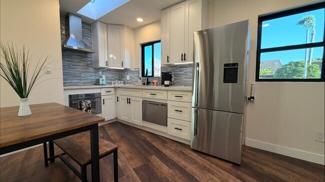 Building Photo - 5255 Kenilworth Dr Unit ADU- Studio