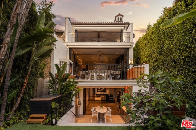 Photo - 966 Palisades Beach Rd