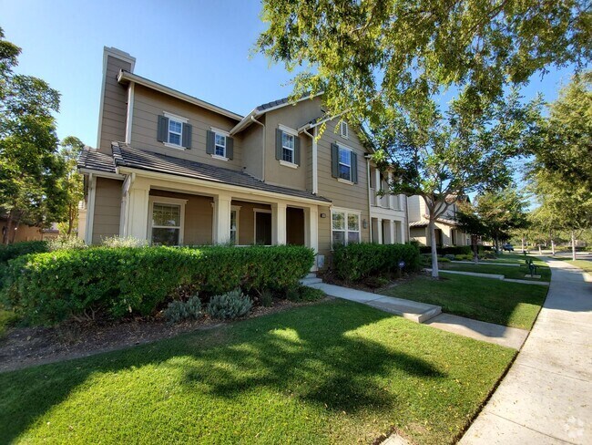 Building Photo - Spacious 4 Bedroom 3 Bath Two Story Riverp... Rental