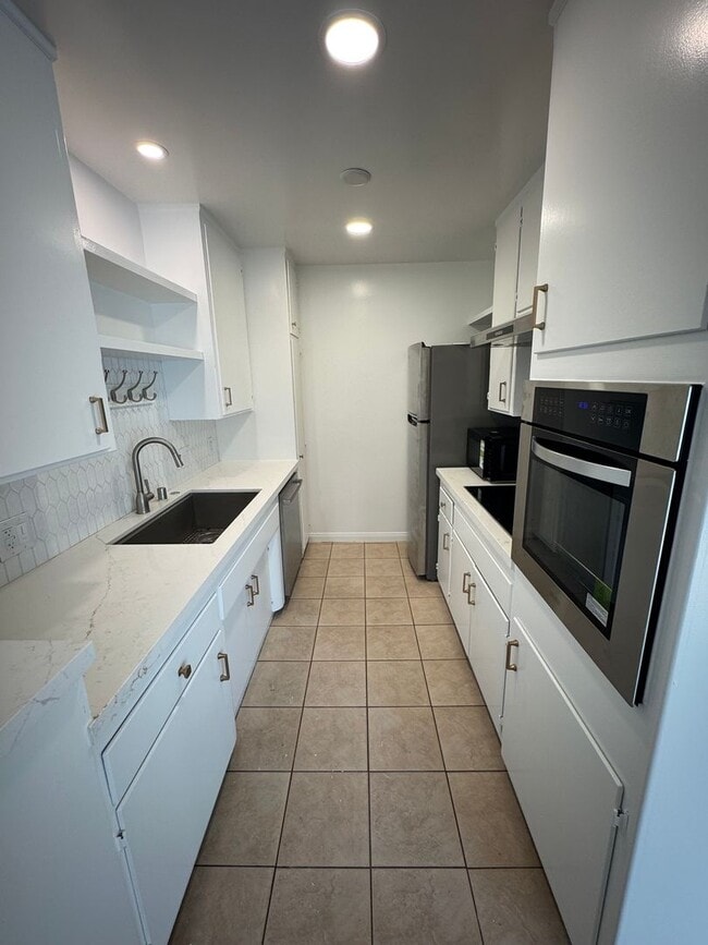 Photo - 1 Bed / 1 Bath Apartment – Long Beach