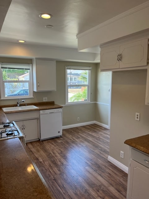 Kitchen has breakfast nook. - 18033 Glenburn Ave