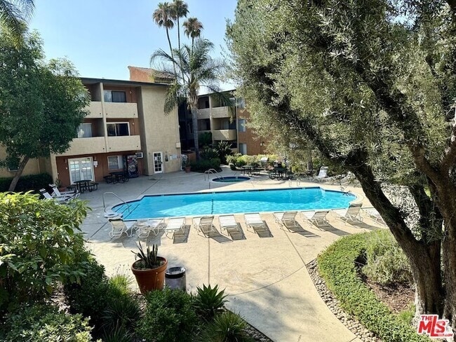 Building Photo - 15425 Sherman Way Rental