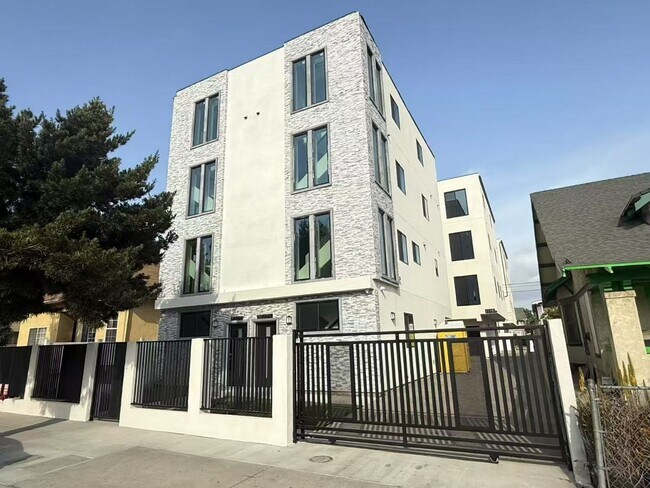 Building Photo - 3020 Normandie Ave Unit B2-1