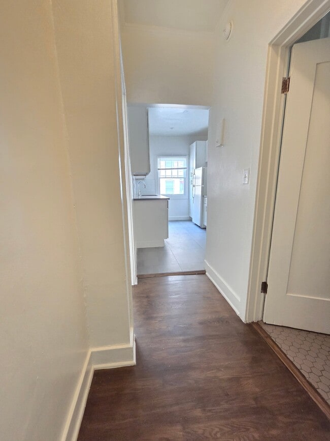 Building Photo - 1825 Ivar Ave Unit 309