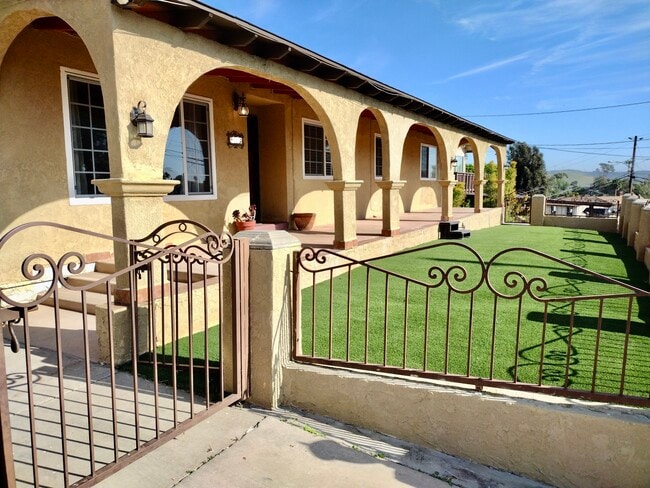 Photo - 909 Galopago St