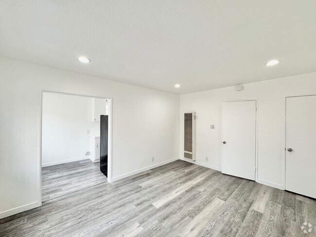 Building Photo - 1917 W Martin Luther King Jr Blvd Unit 8 Rental