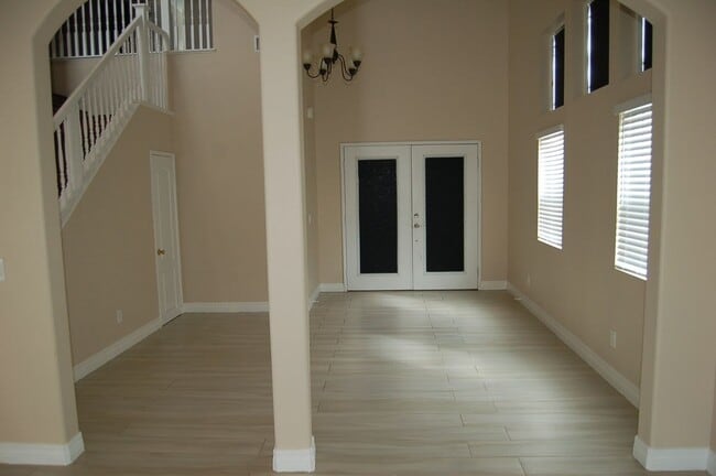 Photo - 17565 Owen St