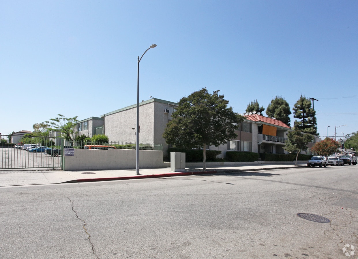 Burbank Oaks Apartments - Burbank Oaks Apartments