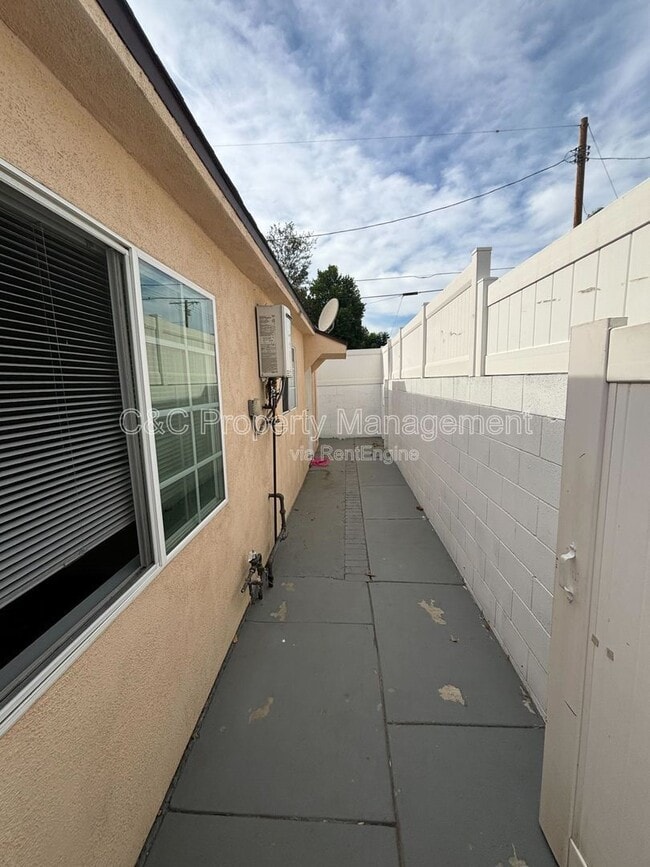 Photo - 7053 Lindley Ave