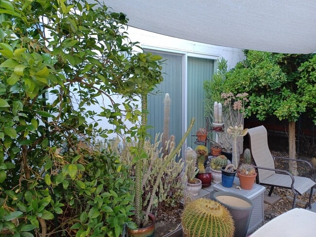 sliding door - 7649 Beckett St