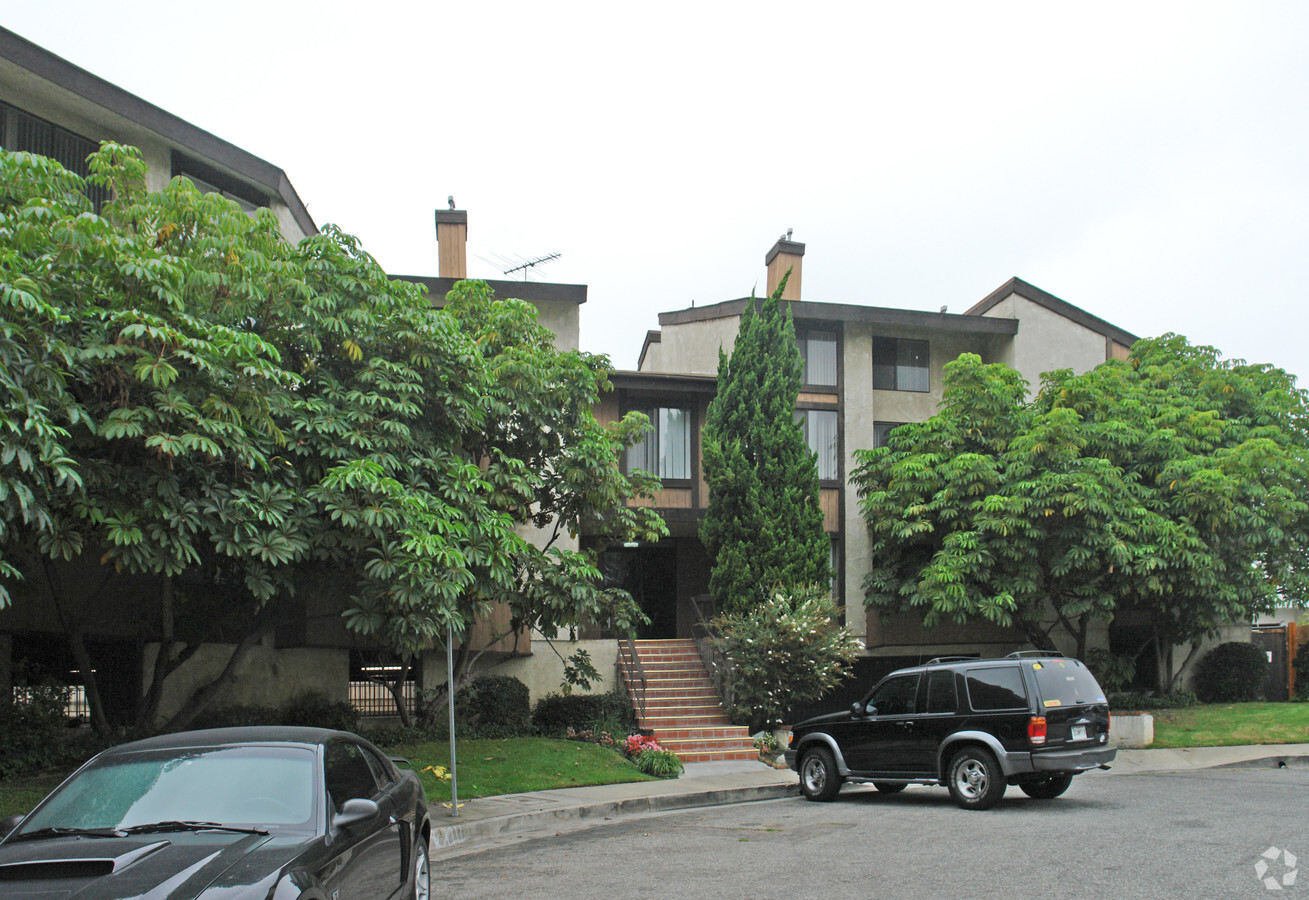Photo - 3327 Livonia Ave Apartments