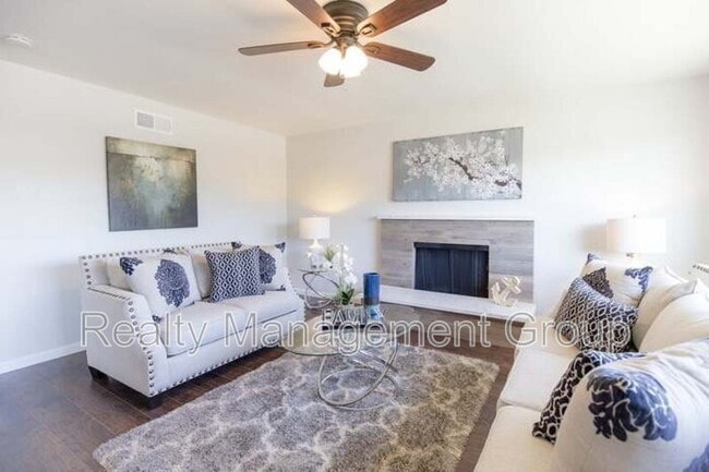 Photo - 888 Narwhal St