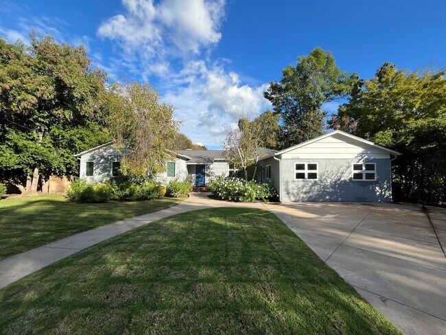 Building Photo - Upgraded Woodland Hills 2+2.5 plus 2 bonus rooms and Studio Guest House with kitchen and full bath!!