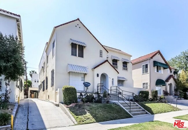 Building Photo - 635 N Plymouth Blvd Unit 4