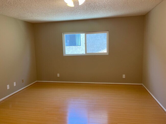 Photo - 434 E Tujunga Ave