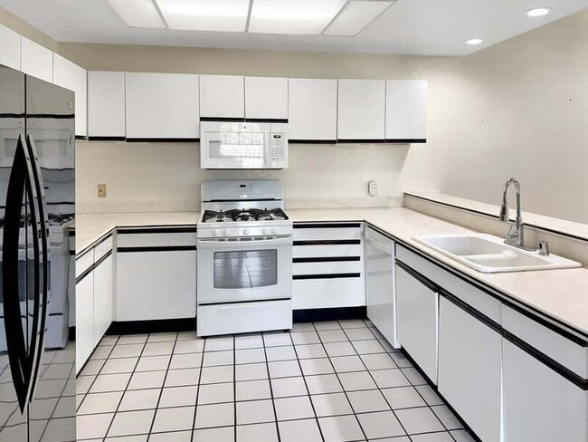 Building Photo - 2601 S Broadmoor Dr