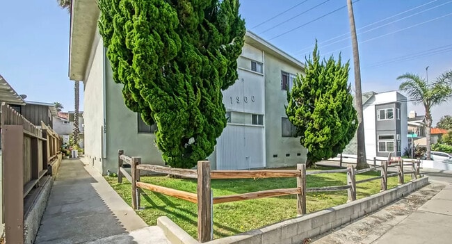 Photo - 1900 Rockefeller Ln