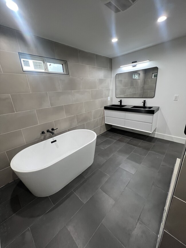 Photo - 13935 Valerio St