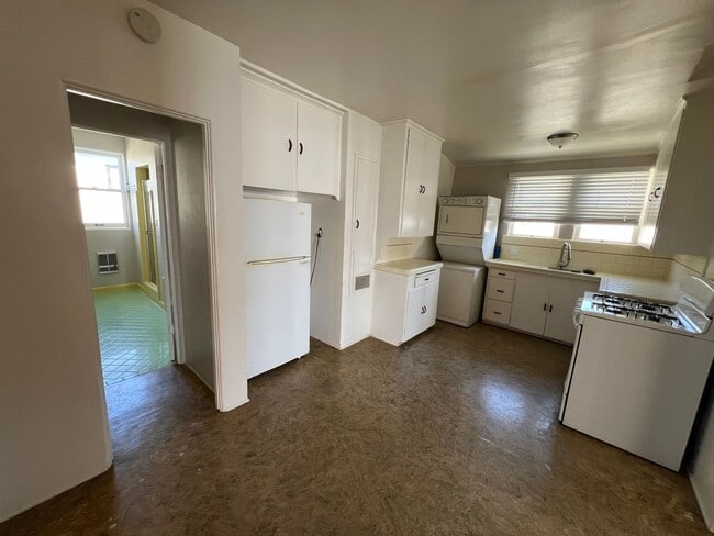 Building Photo - Tyler &amp; Maryland Duplex Unit 1407 Tyler Avenue