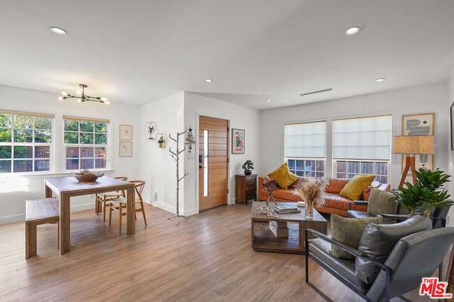 Photo - 14828 Saticoy St