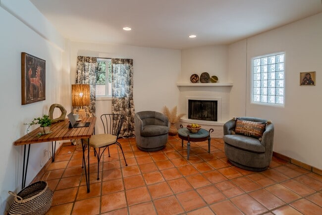 Photo - 2 Bedroom / 1 Bath Unit Available!