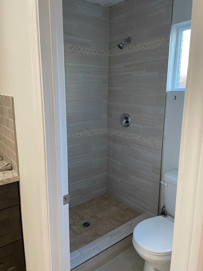 Photo - 114 W B St