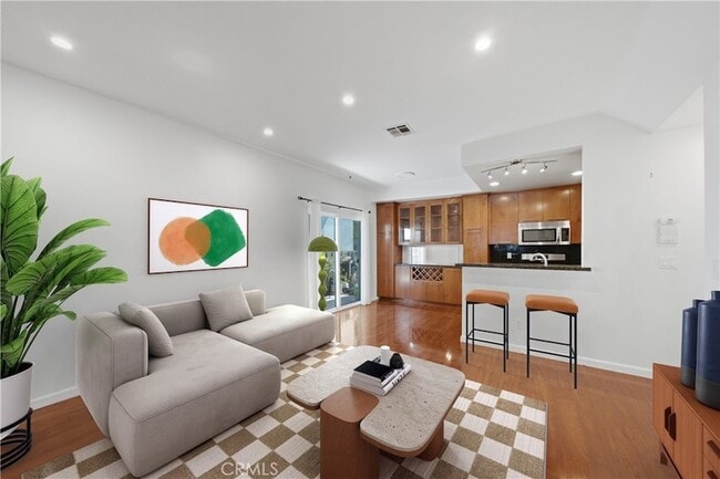 Building Photo - 1554 N Hobart Blvd Unit 2
