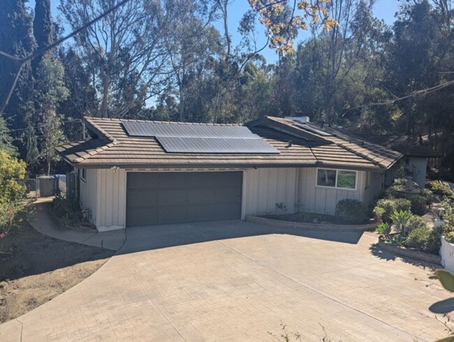 Building Photo - 3 Bed - 2 Bath House with Solar & Mountain...