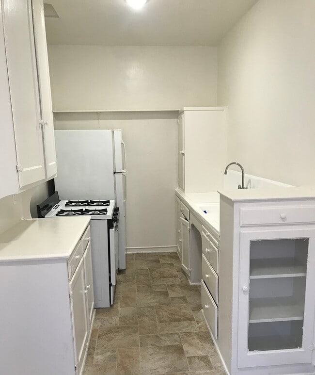 Full sized kitchen - 4156 Rosewood Ave Unit 9