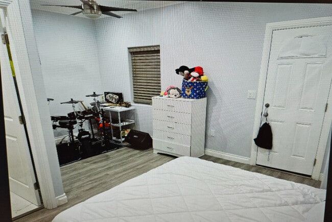 Building Photo - 10518 S 6th Ave