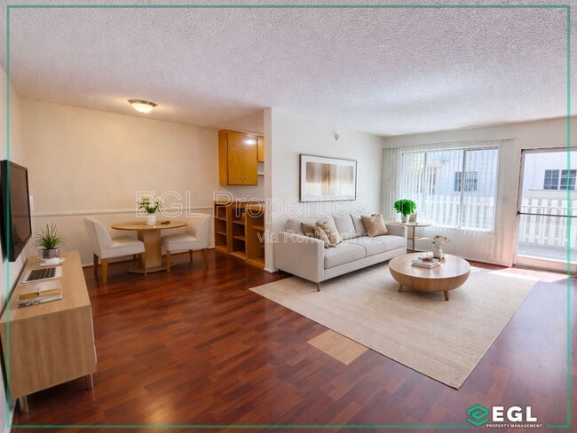 Building Photo - 1755 N Kenmore Ave Unit 3