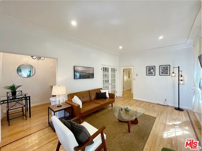 Building Photo - 944 12th St Unit 2