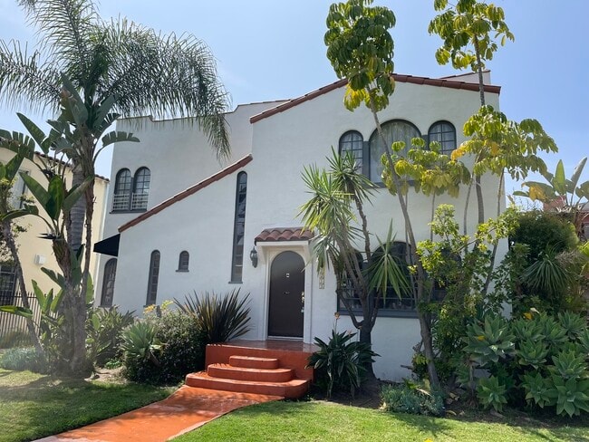 Building Photo - 1215 S Ridgeley Dr Unit 1215 S Ridgeley Dr