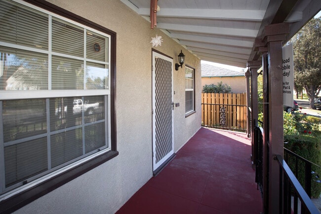 Front Porch - 140 N Berkeley Ave