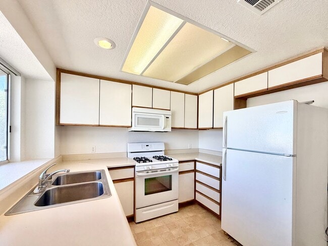 Photo - AVAILABLE NOW !! 2 Bedroom 2 Bathroom Apartment in Bermuda Dunes Unit B