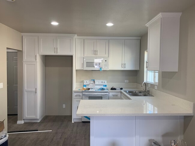 Kitchen - 6117 S Victoria Ave Unit 6117 1.5