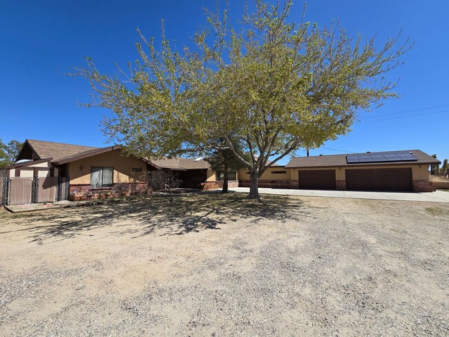 Pioneertown beauty on acreage with SOLAR. - Pioneertown beauty on acreage with SOLAR. House