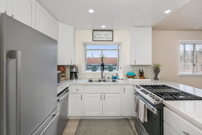 Building Photo - Spacious 3 BD/3 BA Furnished Home Near Mission Beach 9-Month Lease