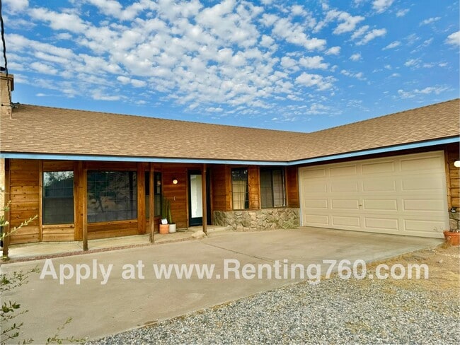 Building Photo - Charming 3 Bedroom 2 Bathroom Home In The Highly Desired Juniper Terrace Neighborhood!!
