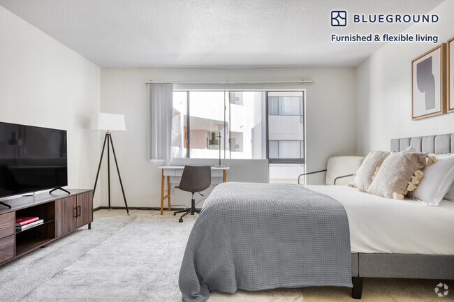 Building Photo - 10985 Bluffside Dr Rental