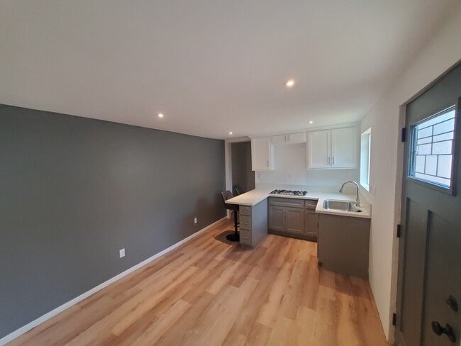 Photo - 437 W Regent St